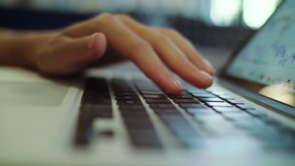 Close-up de uma mulher mãos ocupadas digitando em um laptop — Vídeo de Stock