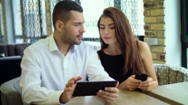 Uzmanlıklarını birleştirerek. Yakışıklı delikanlı office masada otururken bir şey onun güzel iş arkadaşınız ile tartışıyor