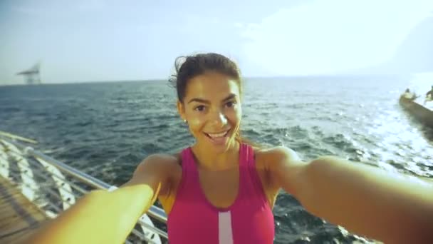 Rolig ung brunett tar selfies på stranden. — Stockvideo