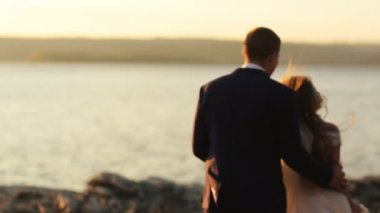 Oynak gelin kocası ile birlikte vakit geçirmekten zevk.