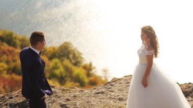 Yakışıklı genç damat dağ Hill'de güzel eşi sarılmak geliyor.