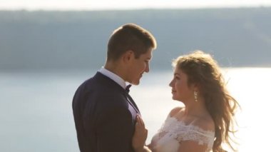 Çekici karısı ve kocası hayatlarının en iyi gününde öpüşme gülümseyerek. Düğün günü.