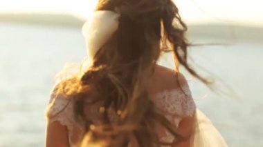 Genç güzel çekici gelin yalnız dağ tepe içinde yürüyüş.