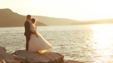 Nereye genç yeni evli kalmak birlikte dağın tepesine romantik atmosferde.