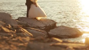 Nereye genç yeni evli kalmak birlikte dağın tepesine romantik atmosferde.