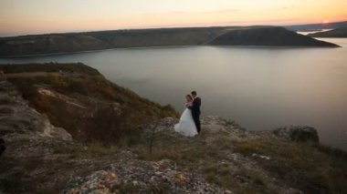 Dağın içinde poz güzel eşi tutan genç şefkatli koca.