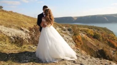 Çekici mutlu gelin ve genç damat onların düğün günü poz.