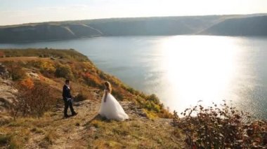 Yakışıklı bir koca mutlu gelini dağ pitoresk yerinde tutan.