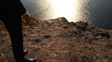 Dağ tepe üzerinde yürüme zarif klasik stil giyen bir adamın yakın çekim.