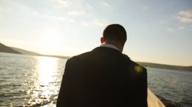 Güzel düğün çift öpüşme ve dağın kucaklayan.