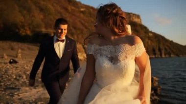 Having oyunculuk ile onun zarif uzun boylu yakışıklı damat mutlu komik gelin.