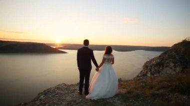Dağda kalmak ve gün batımını izlemek Düğün çifti seven güzel.