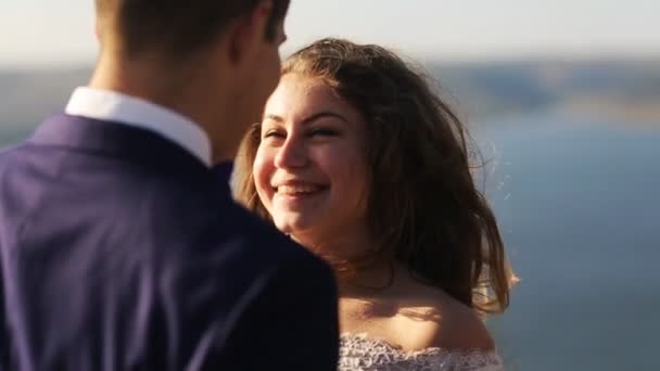 Junge schöne brünette Frau umarmt ihren Mann an ihrem Hochzeitstag. — Stockvideo