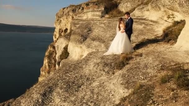 Romantisches Paar hält Händchen, während es auf dem Berg in der Natur spaziert. — Stockvideo