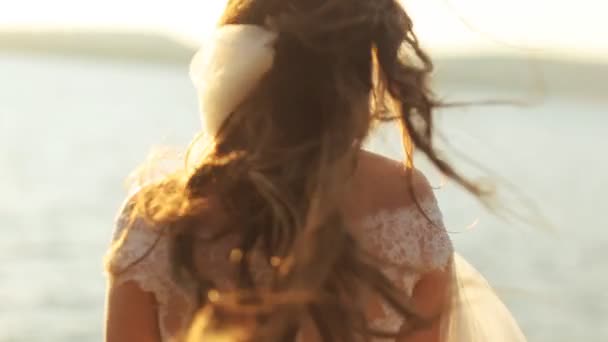 Молодая красивая привлекательная невеста, идущая одна на холме горы . — стоковое видео
