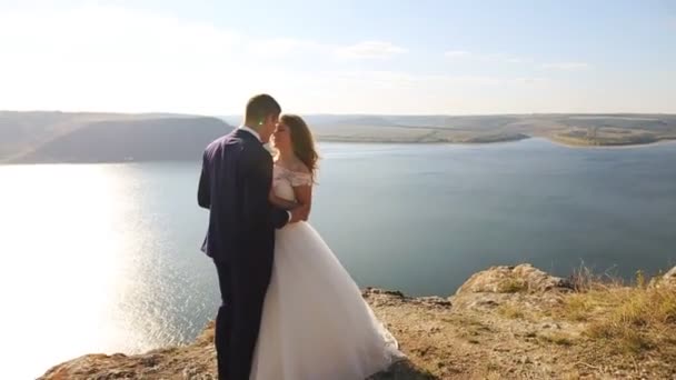 Romantiska par poserar i en vacker pittoresk plats av berget. — Stockvideo