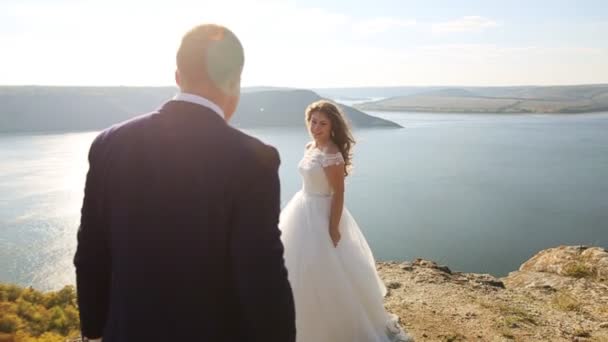 Jolie mariée heureuse et jeune marié posant dans leur jour de mariage . — Video