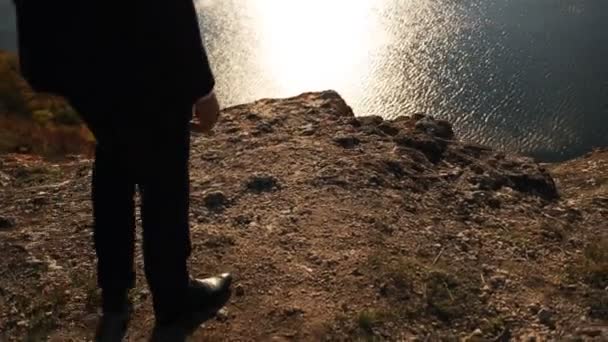 Primo piano di un uomo che indossa elegante stile classico passeggiando sulla collina della montagna . — Video Stock