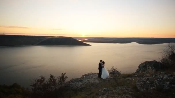 Couple aimant tenant la main, tout en regardant beau coucher de soleil . — Video