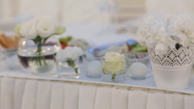 Tablolar, küçük beyaz gül yapılan güzel düğün dekorasyon