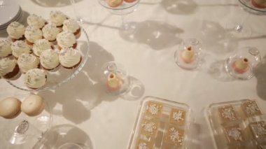 İyi bir restoranda düğün için hazırlanan lezzetli tatlı tatlılar