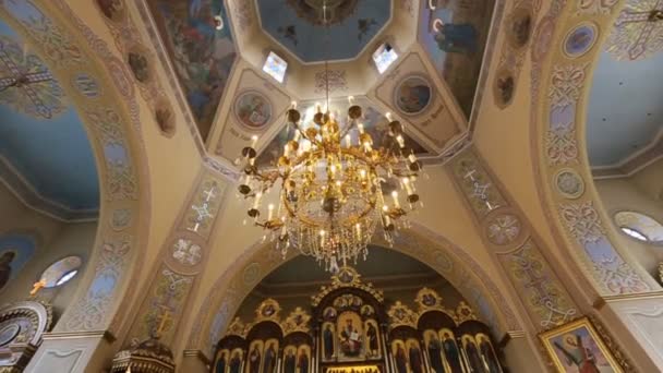 Lampe allumée de l'église dans la belle vieille église orthodoxe — Video