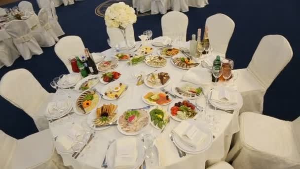 Decoração branca e azul de mesas em um restaurante. Almoço de casamento — Vídeo de Stock