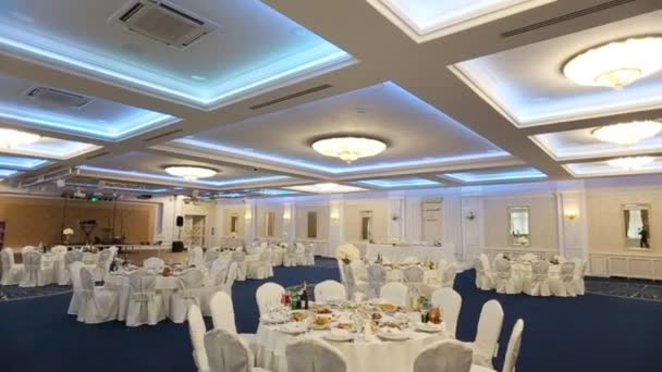 Decoración blanca y azul de mesas en un restaurante. Almuerzo de boda — Vídeos de Stock