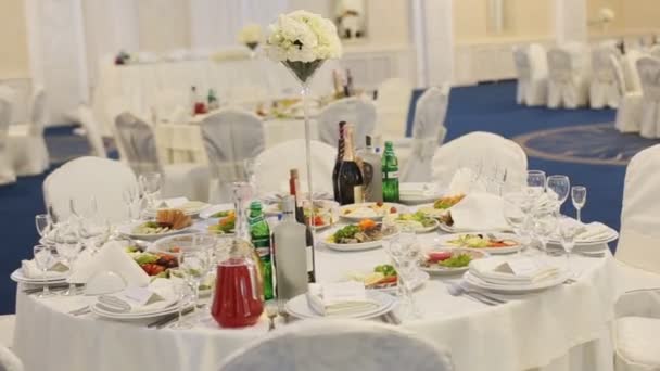 Tavoli da sposa splendidamente decorati pieni di cibo gustoso — Video Stock