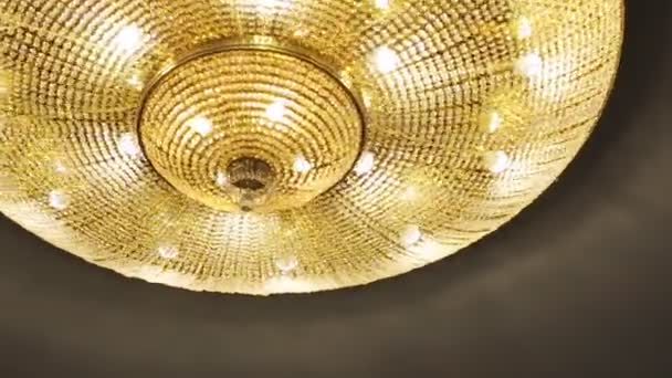 Lámpara de oro de lujo en un restaurante caro famoso — Vídeos de Stock