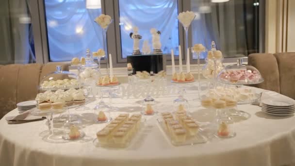 Νόστιμα γλυκά επιδόρπια που παρασκευάζονται σε ένα καλό εστιατόριο για δεξίωση γάμου — Αρχείο Βίντεο