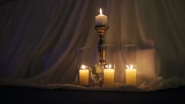 Αναμμένα κεριά γάμου διακοσμημένα σε λευκές και χρυσές αποχρώσεις. — Αρχείο Βίντεο