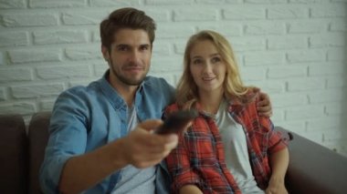 İki kişi TV izlerken.