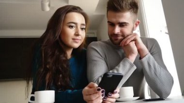 Güzel kız telefonu, onun erkek arkadaşı ona baktığını kullanarak.