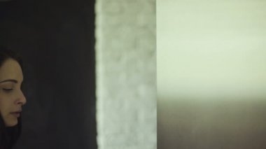 Çekici beyaz kadın bir oturma odası veya mutfak oturma ve kahve içme sırasında tablet kullanma.