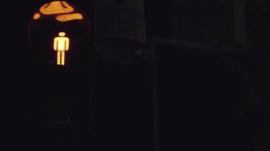 Kırmızı trafik ışığı açık havada gece sokakta yakar.