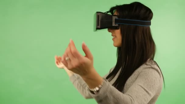 Meisje in virtuele werkelijkheid is smilling en het maakt hem lachen. Groen scherm — Stockvideo