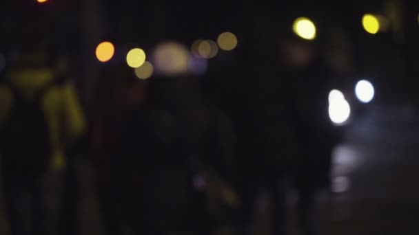 Powolny ruch niewyraźne nagrania ludzi spaceru na ulicy miasta w nocy, pieszych czekać na chodzenie na rozdrożu. — Wideo stockowe