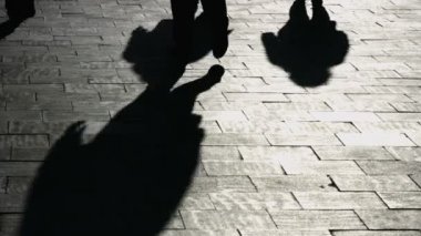 Gölge dört Yürüyen yaya kaldırımda öngörülen, çerçeveler hızlandırılmış