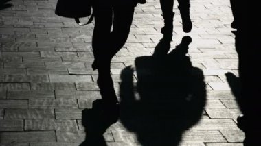 İnsanlar geçiş gölgeler yürüyüş bacak siluetleri