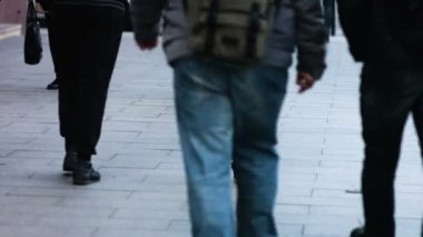 Kışın ile sokakta yürürken kaldırımda yaya yakın çekim bacaklar