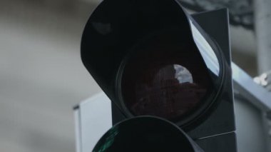 Walkerlar kentsel ambiance durdurmak kırmızı işaret ile trafik ışık