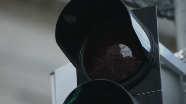 Feu de circulation avec panneau rouge pour les marcheurs de s'arrêter dans l'ambiance urbaine 