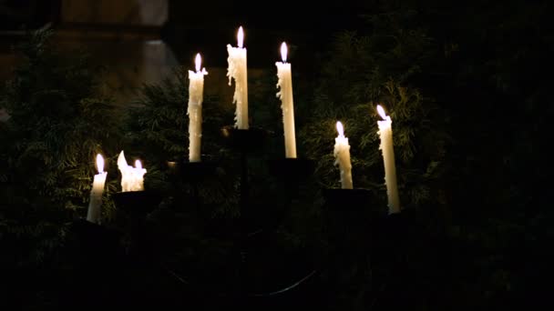 Διακόσμηση διακοπών, καίγοντας κερί στο χριστουγεννιάτικο δέντρο. — Αρχείο Βίντεο