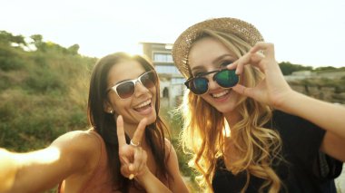 Selfies alarak iki güzel kız.