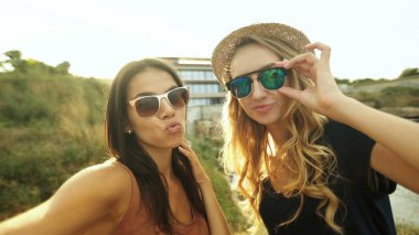 Selfies alarak iki güzel kız.