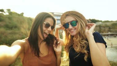 Selfies alarak iki güzel kız.