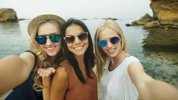 Tres hermosas damas tomando selfies . — Foto de Stock