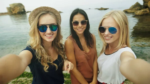 Drie mooie dames nemen van selfies. — Stockfoto