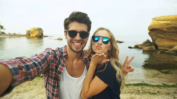 Güzel çift bir Selfie alarak.